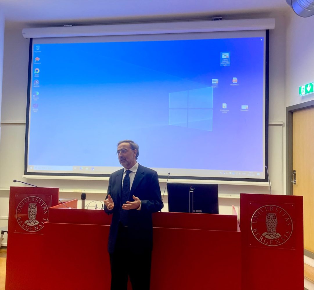 Sara presenting her BCSS-research for the Italian ambassador in Norway ...